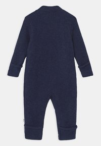 Roupa de corpo inteira azul-marinho feita de tecido macio. Apresenta mangas longas, punhos dobrados e uma abertura na parte inferior. Design simples e funcional.