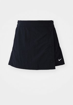 Fustă neagră înfășurată, realizată dintr-un material ușor, având un închizător cu nasture pe lateral și un mic logo alb Nike la tiv.