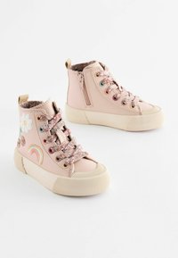 Scarpe alte rosa con lacci a fantasia floreale, chiusura con zip e design ricamato di un arcobaleno e fiori sui lati. Suola in gomma.