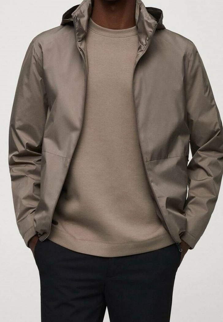 Hellbraune, wasserabweisende Jacke mit Kapuze, Reißverschluss vorne und Seitentaschen, über einem passenden Rundhalsausschnitt-Sweatshirt getragen.