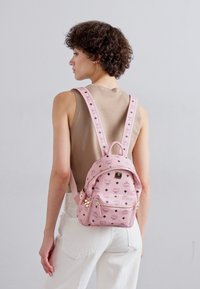 MCM STARK VI BACKPACK - Mugursoma - soft pink