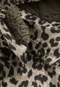 EN FANT WITH FRILLONG SLEEVES - Regenpak - pine bark