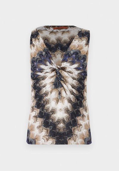 Αμάνικη μπλούζα με V-λαιμόκοψη και στριφτή λεπτομέρεια, με πολύχρωμο ζιγκ-ζαγκ μοτίβο σε αποχρώσεις του μπλε, μπεζ, λευκού και καφέ.