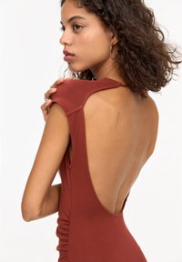PULL&BEAR GATHERED - MIDI - Vardagsklänning - dark red