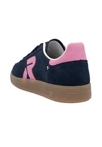 Granatowe zamszowe buty sportowe męskie z różowymi akcentami, białym kołnierzem i gumową podeszwą. Posiadają oznakowane logo na boku oraz teksturowane wykończenie.