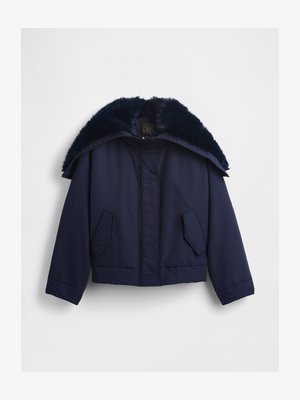 Mornarsko plava kratka jakna s ovratnikom od lažnog krzna, zatvaračem sprijeda i dva bočna džepa, glatke tkanine.