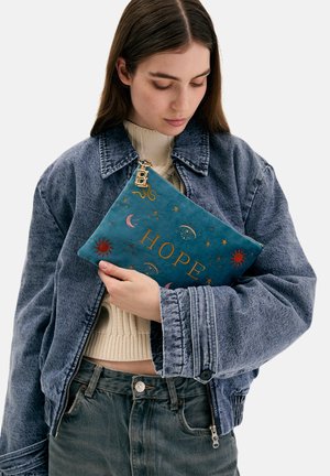 Tyrkysově modré kožené psaníčko s vyšívanými motivy slunce, měsíce a hvězdy; s nápisem "NADĚJE" ve zlatém písmu; obsahuje kovový jezdec na zipu.