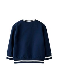 Námornícky modrá mikina s okrúhlym výstrihom a dlhými rukávmi. Má biele vodorovné pruhy na manžetách a dolnom leme. Hladký povrch tkaniny.