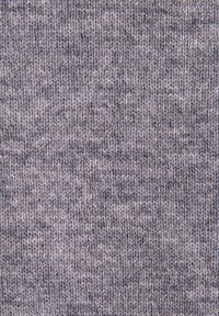 Grau gestrickter Stoff mit melierter Textur, der eine Mischung aus hellen und dunklen Grautönen aufweist; gleichmäßiges Stichmuster über die gesamte Fläche.