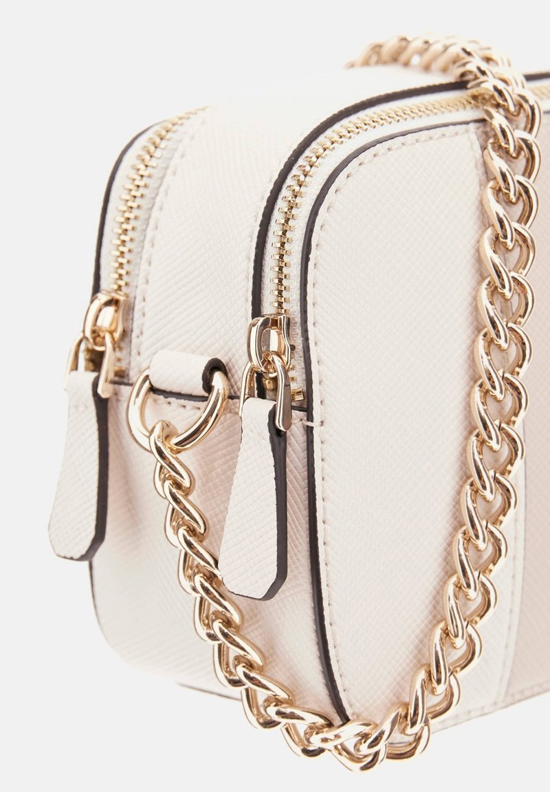 Borsa A Tracolla GUESS Noelle Crossbody – In Poliuretano Bianco, Catena Gold, Formato Mini, Perfetta Per Serate E Uscite