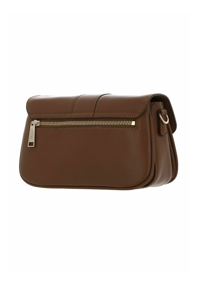 Sac en cuir marron avec une fermeture à rabat, une poche zippée à l'avant, une texture lisse et des détails de couture subtils.