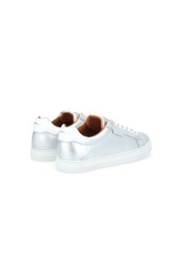 Sneaker argento con finitura metallica, suole bianche e design con lacci. Presenta una texture liscia e una costruzione minimalista.