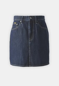 Falda mini de mezclilla oscura con diseño de cinco bolsillos, botón de metal y detalles en costura amarilla. Silueta recta, dobladillo por encima de la rodilla.