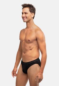 Schwarze Baumwollslips mit einem strukturierten Bund, der mit "DANISH ENDURANCE" Branding versehen ist. Das Design ist schlank, mit enger Passform und minimaler Bedeckung.