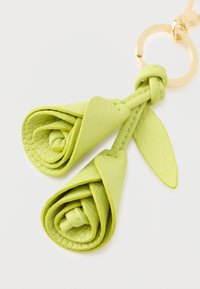 Portachiavi in pelle con due forme di rosa arrotolata di un vivace verde lime, con dettagli cuciti e attaccato a un anello in metallo dorato.