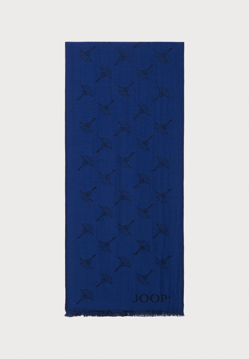Blå tørklæde med et struktureret mønster af sorte vifte-lignende former og frynsede kanter. Har logoet "JOOP!" nederst.