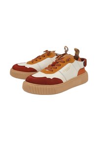 Czerwone, pomarańczowe i białe sneakersy z cholewką wykonaną z tkaniny i zamszu, z chunky gumową podeszwą oraz kontrastującymi kolorami sznurówek. Pętle na pięcie.