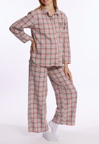 Grijze en roze geblokte flanellen pyjama set met knoopsluiting bovenkant, lange mouwen en losse pasvorm broek; heeft een logo-detail op de borst.