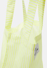 Mads Nørgaard SACKY ATOMA - Saco de mão - sunny lime/white
