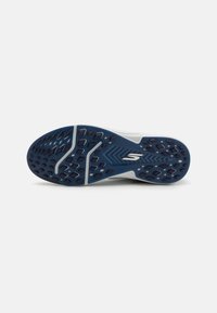 Semelle de chaussure de sport Skechers, dotée d'une base en caoutchouc bleu avec un motif texturé, entourée d'un design d'accent plus clair et d'un intercalaire blanc.