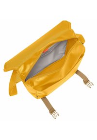 Zaino giallo con un materiale esterno liscio e lucido. Presenta un interno grigio morbido, un lembo superiore e spallacci regolabili di colore beige.