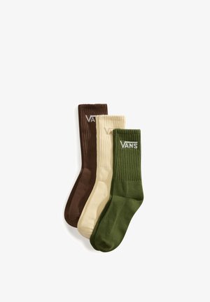Tre par ribstrikkede Vans-sokker i brun, creme og grøn, hver med Vans-logoet på manchetterne.