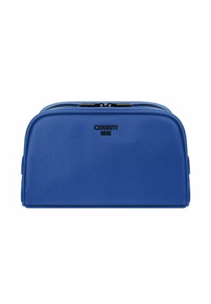 Sininen, teksturoidusta nahasta valmistettu toilettilaukku, jossa on kaksi vetoketjua ja etupuolella mustaksi kohopainettu "CERRUTI 1881" -logo.