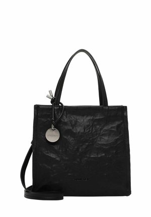 Bolso tote de cuero negro con asas dobles, correa de hombro desmontable y etiqueta metálica redonda de la marca colgando en el lado delantero izquierdo.