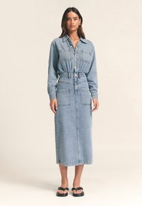 ST MRLO HAMISH MIDI - Džinsinė suknelė - light blue wash