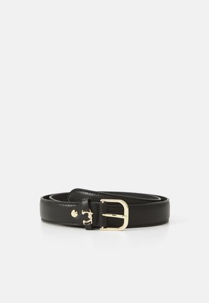 Ceinture en cuir noir avec une finition texturée, dotée d'une boucle en métal doré et d'une sangle ajustable avec un détail à pression.