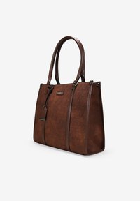 Bolso tote marrón hecho de material sintético texturizado. Cuenta con asas dobles, una forma rectangular y un detalle de logo en la parte delantera con etiqueta.