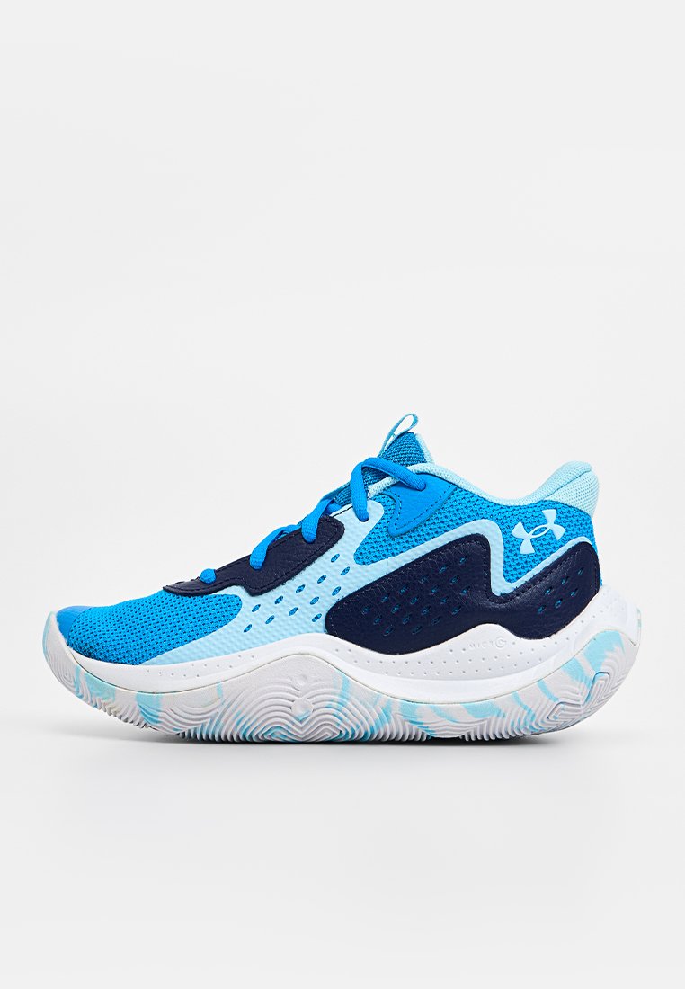 Baskets de sport bleues en matériaux mesh et synthétiques, avec une semelle texturée, des accents bleu foncé contrastants et un design à lacets.
