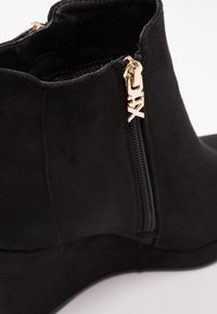 XTI Ankle boot