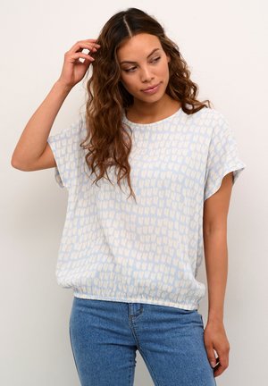 Haut à manches courtes bleu clair en tissu doux avec un motif texturé. Présente une coupe ample et un ourlet élastiqué pour un style ajustable.