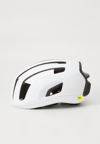 Weißer Fahrradhelm mit aerodynamischem Design, mehreren Belüftungsschlitzen und schwarzen Akzenten. Enthält ein gelbes "Mips"-Label für Sicherheitstechnik.