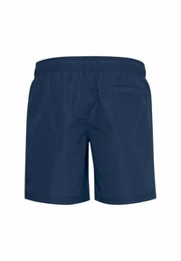 Costumi da bagno navy con fascia elastica in vita, una tasca sul retro e un tessuto liscio e leggero. Lunghezza corta e design semplice.