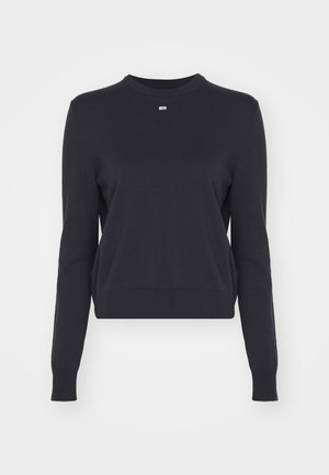 Pull en laine marine foncé, col rond, manches longues, texture tricot douce, ourlet et poignets côtelés, petit logo sur la poitrine, design court.