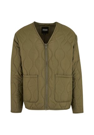 Chaqueta acolchada de color verde oliva con textura suave, cuello en V, cierre con cremallera y dos bolsillos frontales; presenta un patrón de costura ondulada.