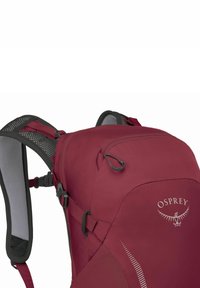 Zaino rosso con spallacci in rete, dettagli grigi e logo Osprey. Presenta una tasca con zip e spallacci regolabili per una vestibilità sicura.