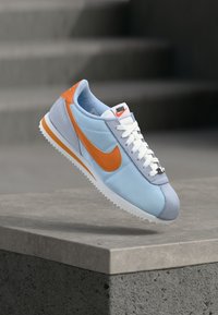 Unselected, hydrogen blue/hot curry/white