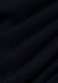 Marineblau gestrickter Stoff mit einer glatten Textur, der ein enges, gleichmäßiges Gewebe und subtile Variationen in der Dicke aufweist.