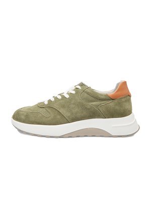Tenisi din suede verde măsliniu cu șireturi albe, accent din piele maro deschis la călcâi și un material texturat pe o talpă groasă albă și maro deschis.