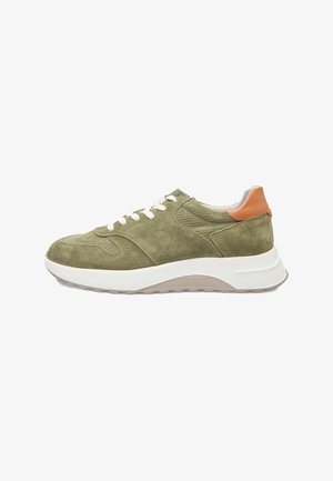 Olīvu zaļš zamšsneakers ar baltām auklām, brūna ādas papēža akcentu un faktūrētu virsmu uz resna baltā un brūnā zole.