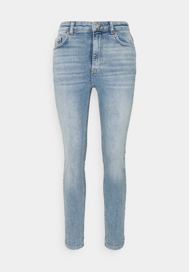 Kapeet farkut vaaleansinisen denim-kankaan sävyssä, joissa on klassinen viiden taskun muotoilu, nappikiinnitys ja hillitty haalistu immareissa.