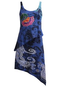 Robe bleue sans manches avec un ourlet asymétrique, motifs noirs en dentelle, une grande fleur rose avec des feuilles vertes sur le devant en haut, et un détail bleu clair sur une bretelle.