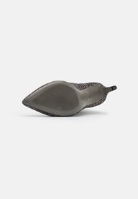 Scarpa décolleté con punta affusolata, caratterizzata da un motivo intrecciato nero e rosa; suola in gomma testurizzata con battistrada visibile; design slip-on.