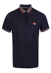 Laivastonsininen poolopaita, jossa geometrinen kuvio, valkoisella, punaisella ja vihreällä raidallinen kontrastikaulus, kolmen napin läppä, rintamuksessa logo.