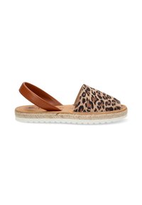 Sandalias slingback de estampado de leopardo con una correa de cuero marrón, detalles de yute y una suela de goma texturizada blanca.
