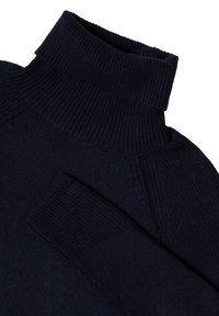 Pull en col roulé bleu marine avec texture côtelée, doté d'un col haut et de manches raglan, fabriqué dans un tissu doux pour la chaleur.