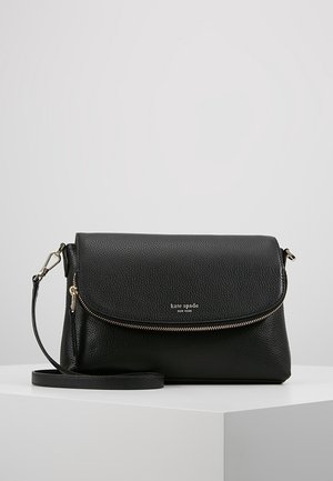 Schwarze genarbte Leder-Kate Spade Umhängetasche mit Frontklappe, goldfarbenem Reißverschluss und verstellbarem Schulterriemen auf weißer Oberfläche.